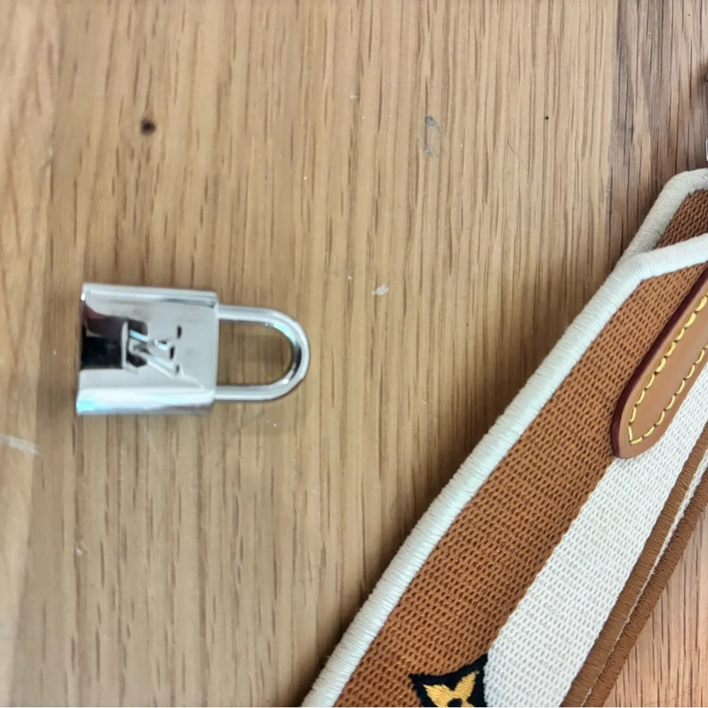 Louis Vuitton Alma BB Epi Leather with Strap - Picture 8 of 9